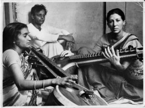 Photo of vainika Rajeswari Padmanabhan with pupil Pia Srinivasan and her husband Prof. S.A. Srinivasan (Chennai 1969)